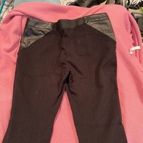 Black leather like & Stretch leggings with diagonal pockets BCBG  Medium - Picture 3 of 11